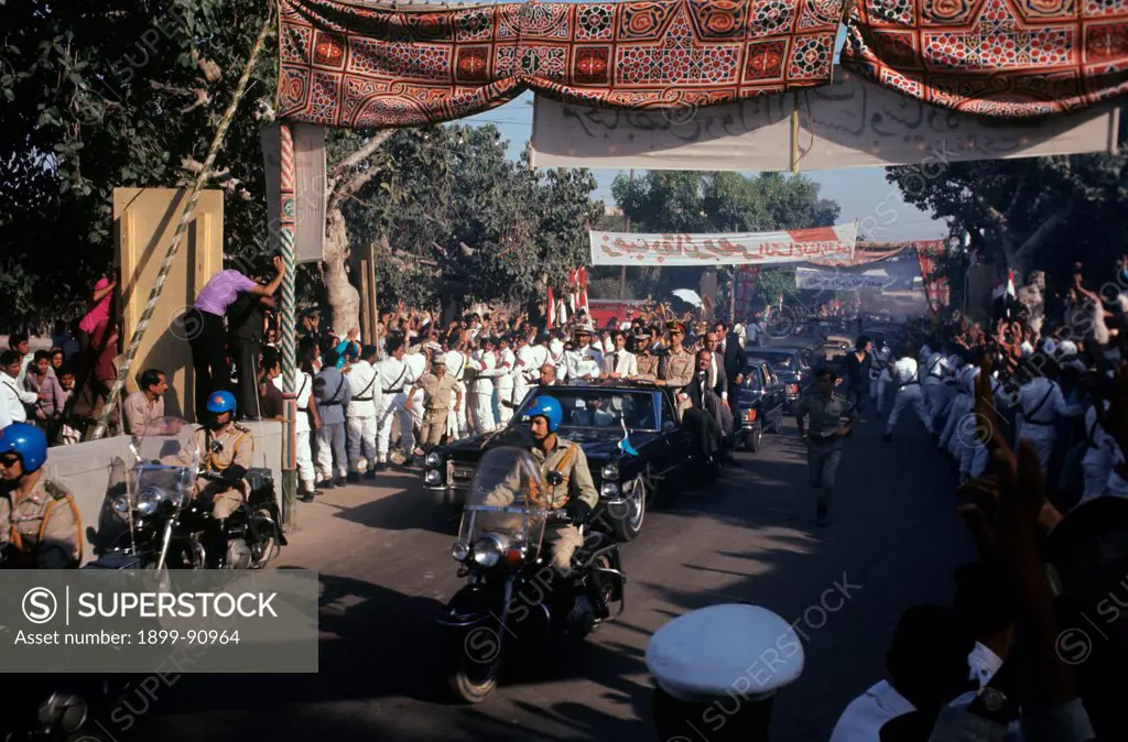 The visit of the Egyptian President Muhammad Anwar al-Sadat, followed by his entourage for the opening of the Suez canal. Suez (Egypt), 5th June 1975.