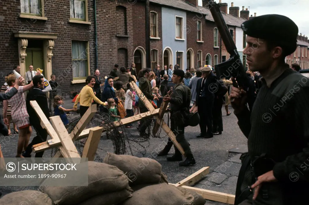 A demonstration of women goes back into the Catholic area, which borders with the Protestant area; some English soldiers are checking. Belfast (Northern Ireland), July, 1970.
