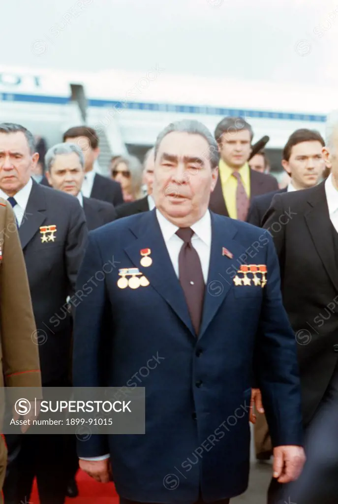The leader of the Soviet Union,  Leonìd Ilych Brènev, with all the Soviet delegation, has just gotten off the airplane and crosses the route indicated by the red carpet which takes him to the place where the funeral of the marshal Tito is. Belgrade, 8th May 1980.