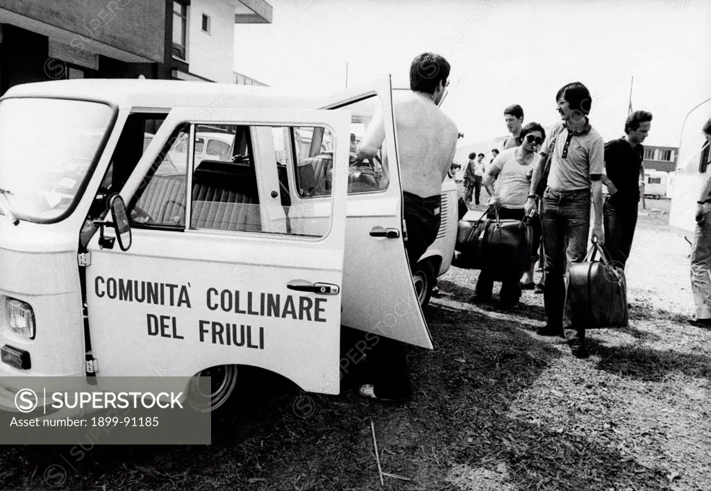 The arrival of young volunteers from Turin in the comune of San Daniele of Friuli; the young people will give a hand in reconstructing the places hit by the earthquake in Friuli of the 6th May 1976. San Daniele of Friuli (UD), Italy, August 1977.