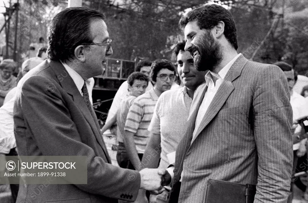 Italian journalist and member of the Parliament Giulio Andreotti shaking hands with Italian politician Roberto Formigoni. Milan, 3rd July 1983