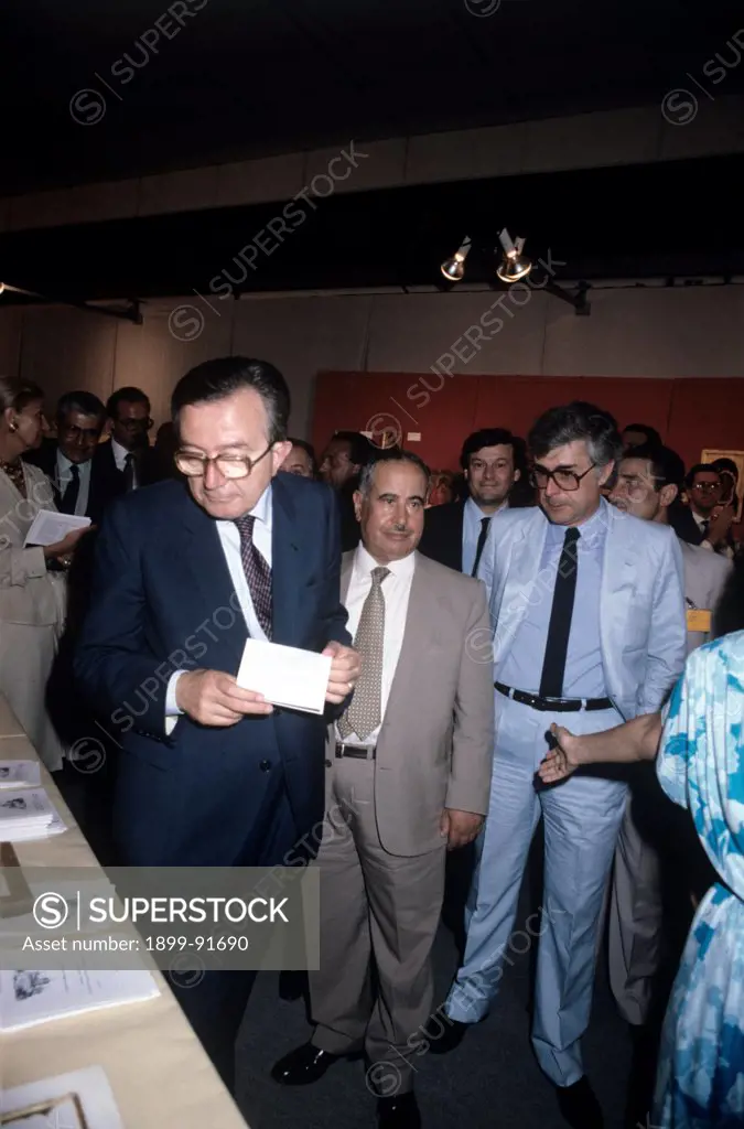 Italian politician Giulio Andreotti watching some booklets. 1980s