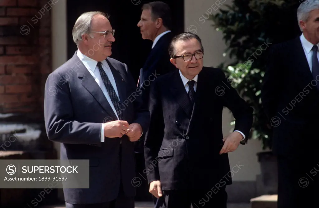 The President of the Council of Ministers of the Italian Republic Giulio Andreotti smiling with the Chancellor of the German Federal Republic Helmut Kohl. 1989