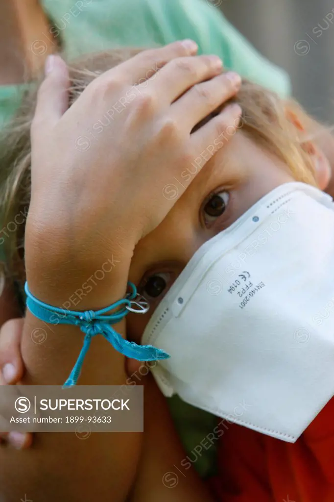 Girl wearing a respiratory mask, France,08/15/2009