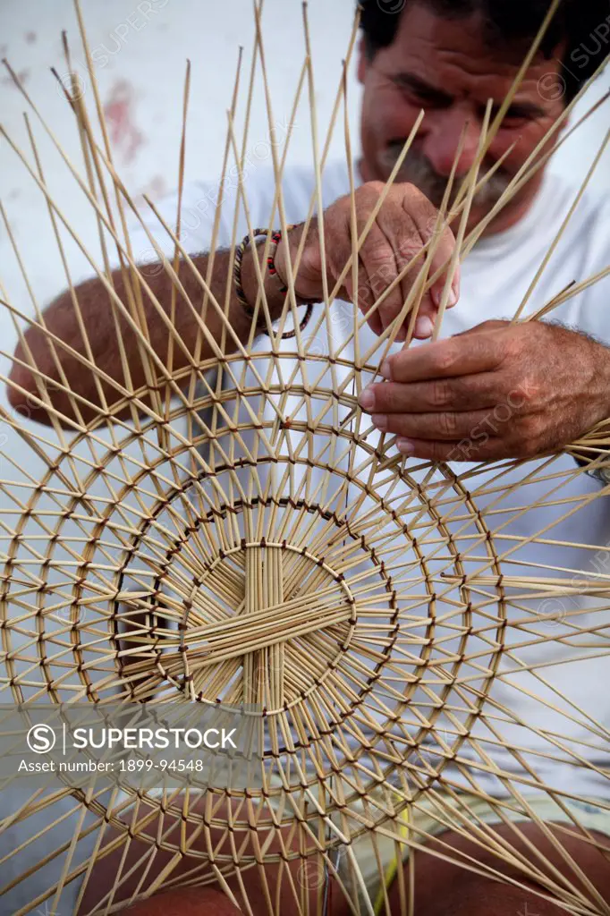 Craftsman making a basket, Gallipoli, Italy.,08/03/2009