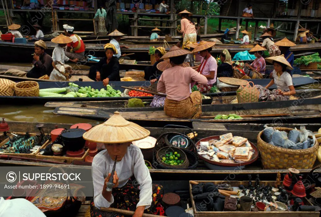 Inle Lake floating market, Myanmar.,05/14/1999