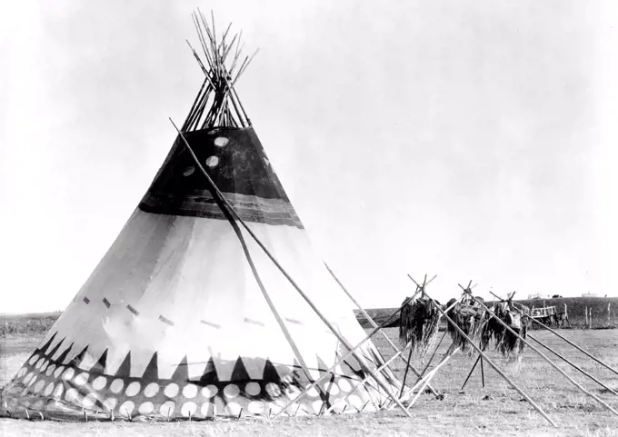 Edward S. Curits Indigenouss - Tipi on the plains of Alberta, Canada circa 1927 .