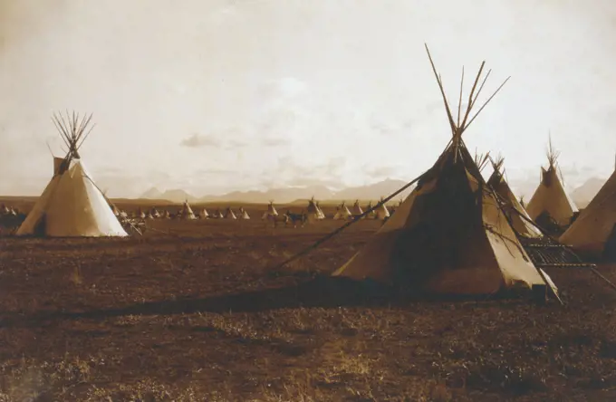 Edward S. Curits Native American Indians - Tipis in a Piegan Indian encampment ca. 1900. 