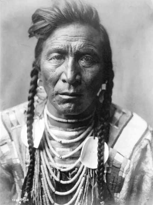 Edward S. Curtis Native American Indians - Strike On his Head, Crow Indian, Montana ca. 1908. 