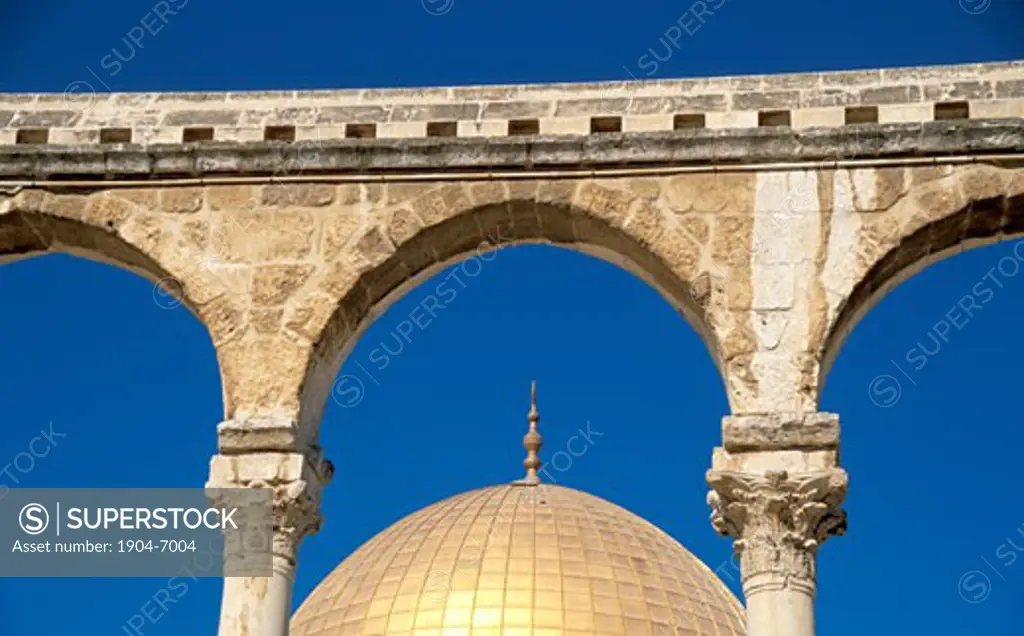 A Qanatir in front of the Dome of the Rock