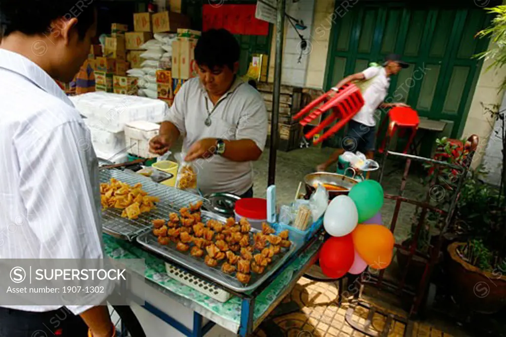 In Bangkok  the traditionnal gastronomy is in the street