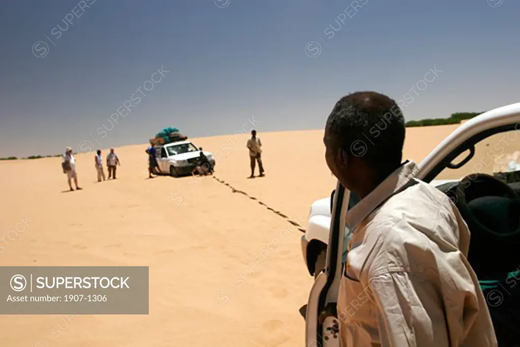 A vehicle get blocked by a sand hole in the Bayuda desert