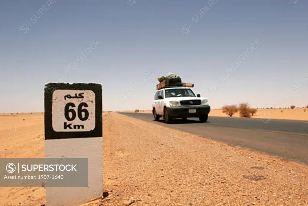 The road reaching Meroe from Khartum is going through the Bayuda desert