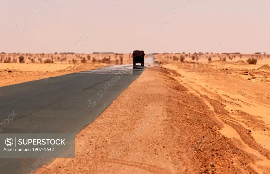 The road reaching Meroe from Khartum is going through the Bayuda desert