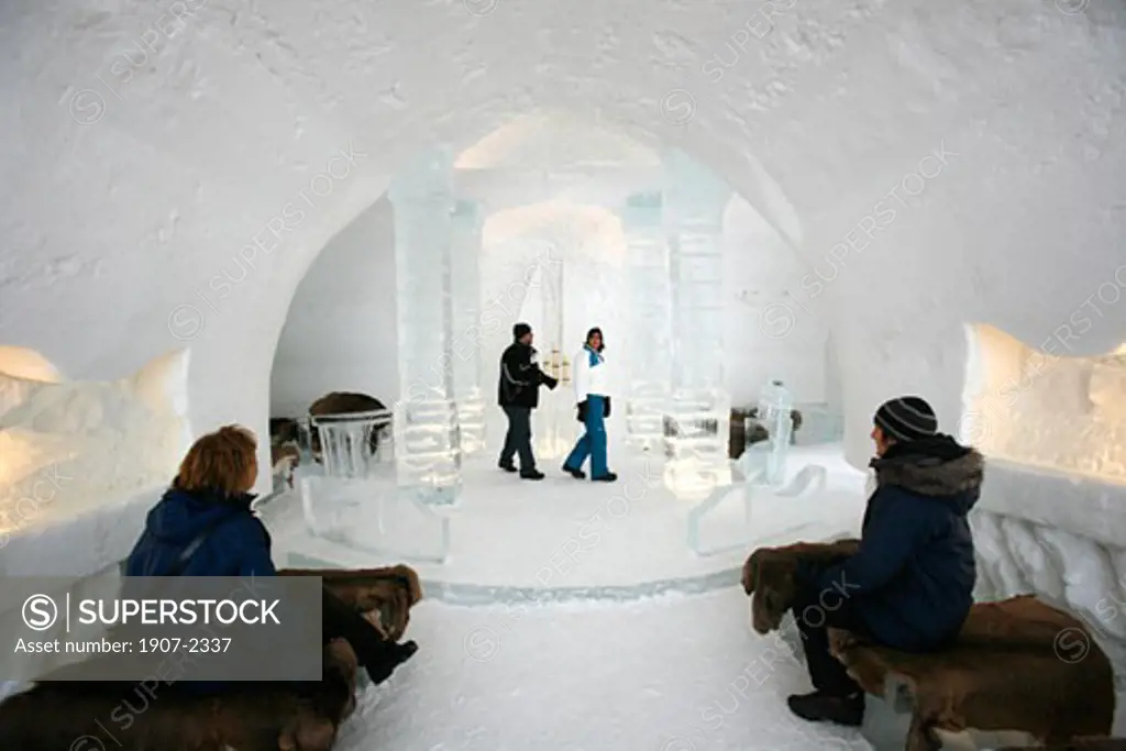 In the chapel of the ice hotel of Sainte-Catherine where can be some weddings Quebec
