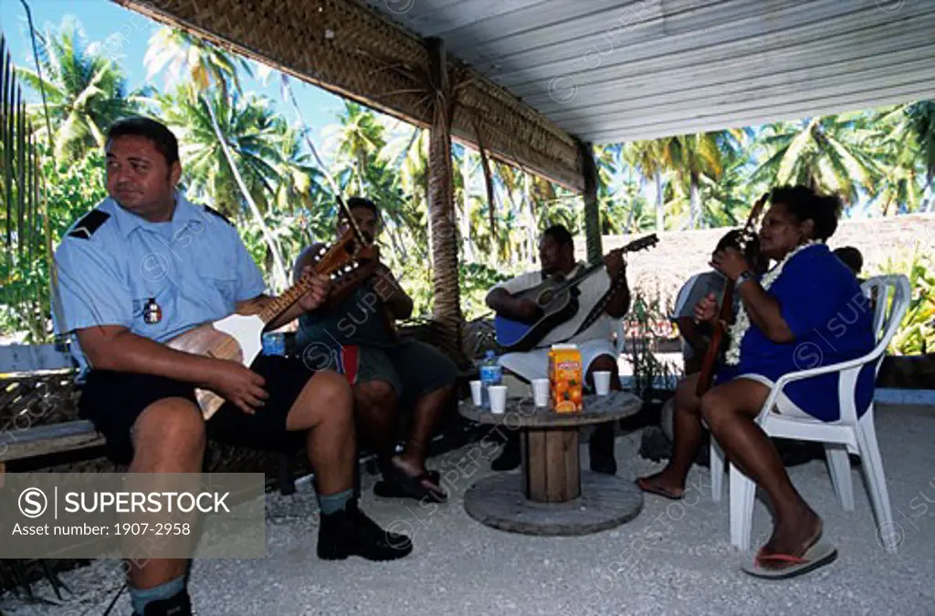 The all police team of Arutua is also the symphonic ukulele orchestral Tuamotu islands