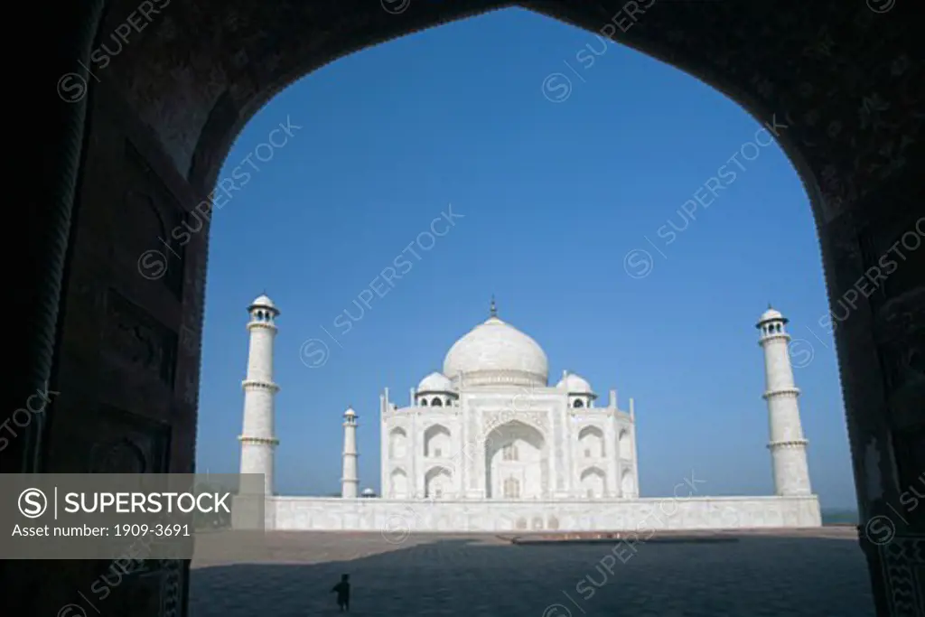 Taj Mahal mausoleum in early morning light Agra Uttar Pradesh India Asia The Mughal Emperor Shah Jahan commissioned the building in memory of his favourite wife  Mumtaz Mahal Constructed in 1632-1648