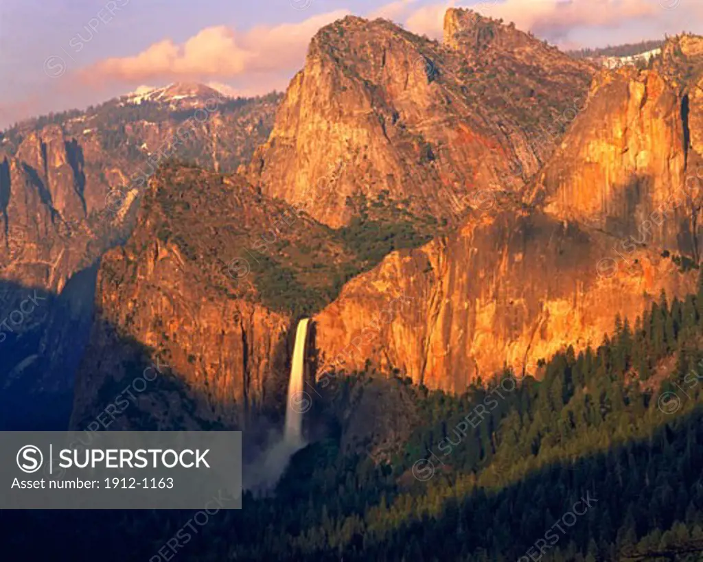 Bridalveil Falls  Yosemite Valley from Inspiration Point  Yosemite  National Park  California