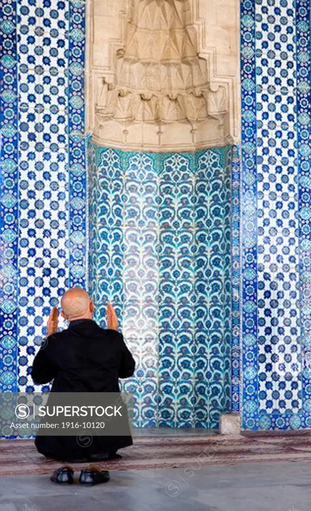 Praying at Rusten Pasa Mosque, Istanbul, Turkey