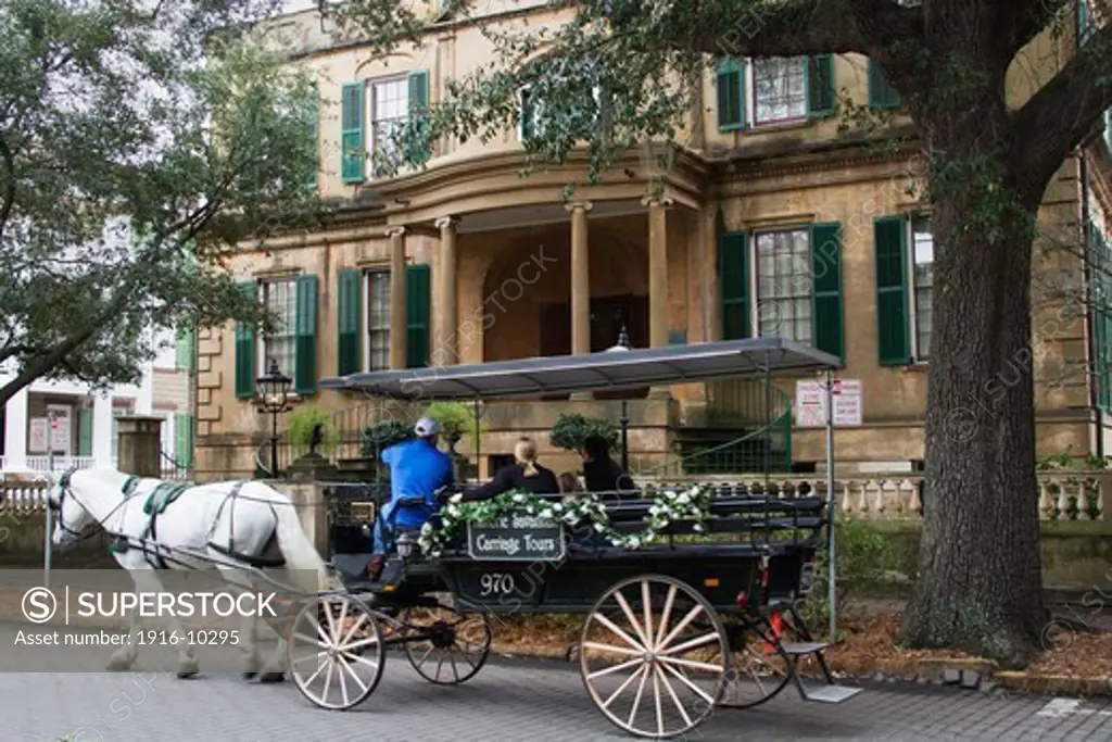 Carriage tours are a popular way of seeing the many old mansion and homes in the Historical District.Savannah,Georgia