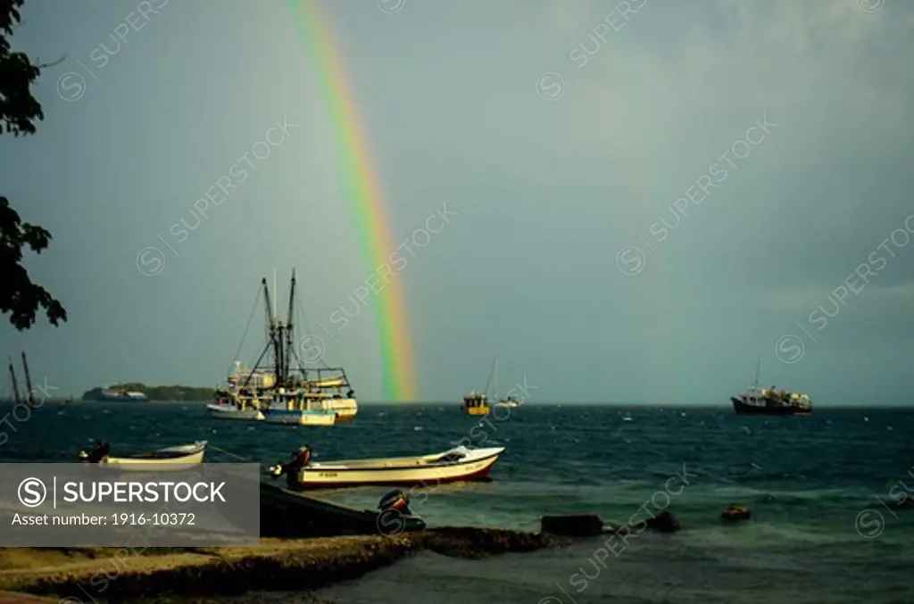 A rainbow decorates the bay in san andrés island