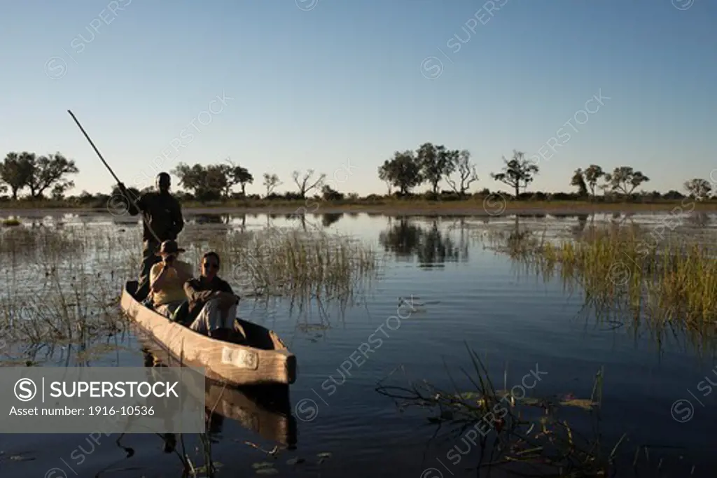 One of the ways to do is to do a water safari on a boat called mokoros , traditional canoes used by the inhabitants of the delta, and get them to one of the islands to the mainland to spend the night between hippos and noise hyenas , shelter and a fire under the most beautiful and clear starry sky imaginable.