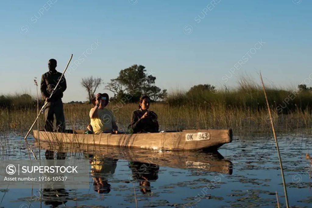 One of the ways to do is to do a water safari on a boat called mokoros , traditional canoes used by the inhabitants of the delta, and get them to one of the islands to the mainland to spend the night between hippos and noise hyenas , shelter and a fire under the most beautiful and clear starry sky imaginable.