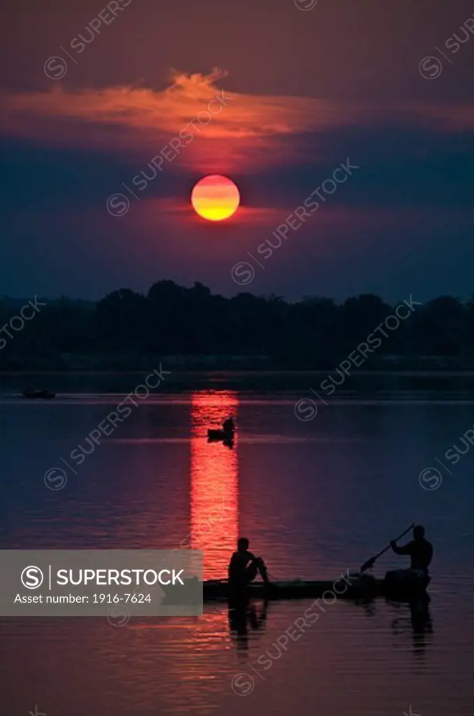 Brazil, Piaui, Teresina, fishermen in rowing boat on Parnaiba River during sunset