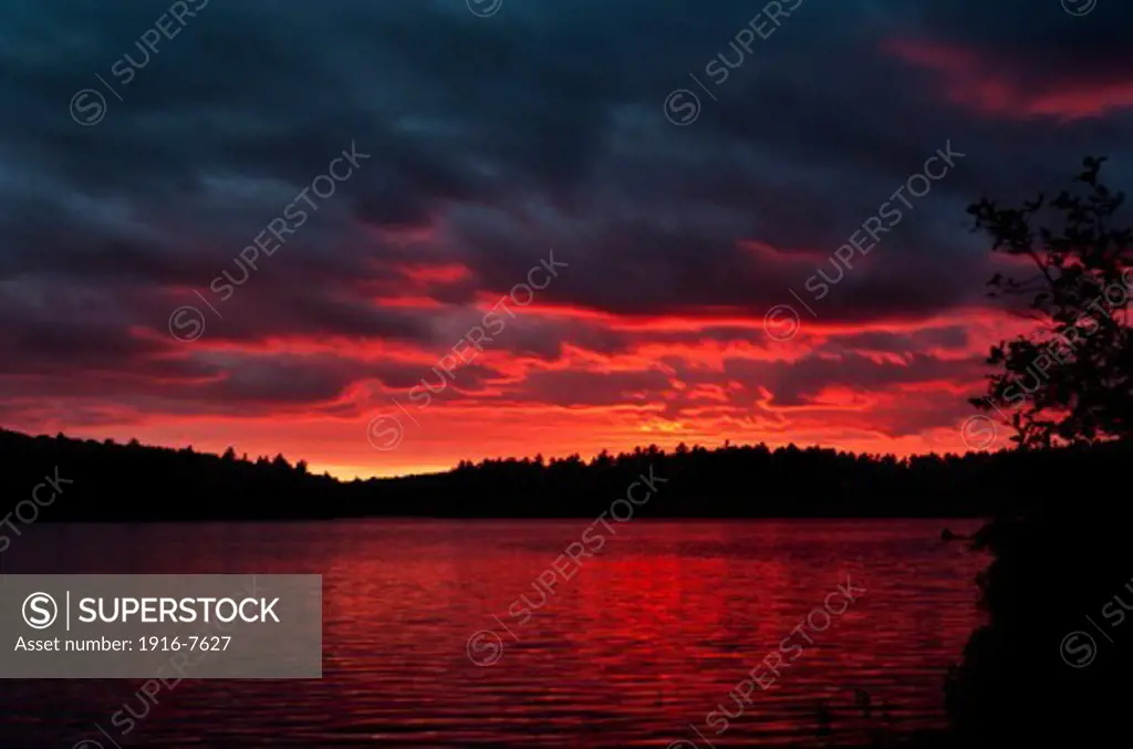 Canada, Ontario, Algonquin Park, Red sunset over lake