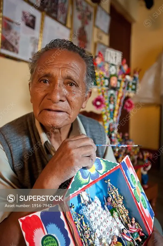 Peru, Ayacucho, Handicraft. Mr. Julio Urbano, classified as 'artisanship master of the nation'.