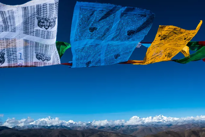 Tibetan prayer flags, Lhotse, Mount Everest (left), Cho Oyu (right) and the rest of the North Face Himalaya range from Pang-la pass