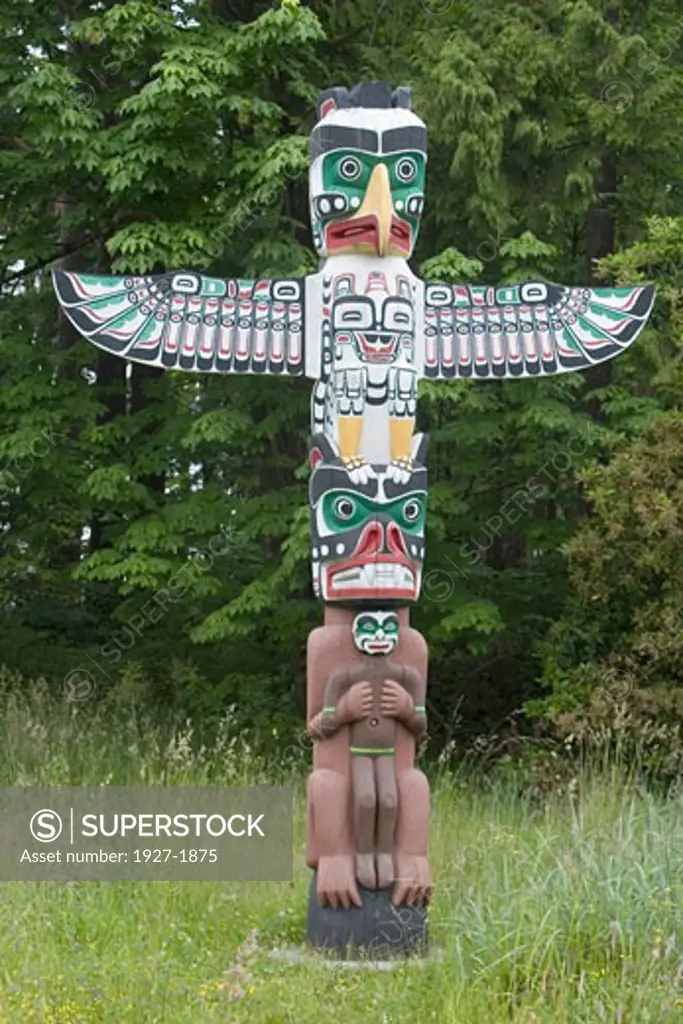 Thunderbird House Post is a replica of a house post carved in the early 1900s used to hold the roof beam in First Nation long house  Replica carved by Tony Hunt in 1987 Stanley Park  Vancouver  Canada