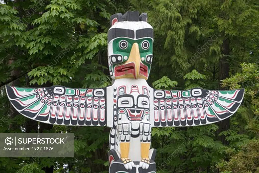 Thunderbird on Thunderbird House Post carved by Tony Hunt in 1987 A house post is used to support the roof beam on First Nation long houses  This is a replica of one carved by Charlies james in the early 1900s Stanley Park  Vancouver  Canada