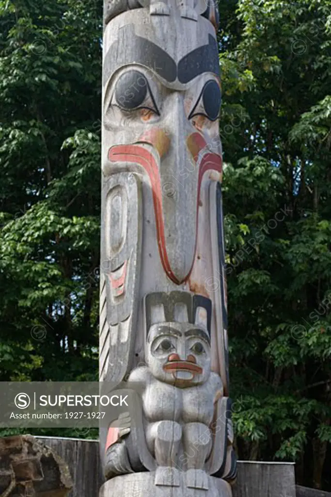 Tribute to Bill Reid Totem Pole closeup showing Raven  carved in 200 by Jim Hart in honor of the great Haida artist  Bill Reid Museum of Anthropology  Vancouver  Canada