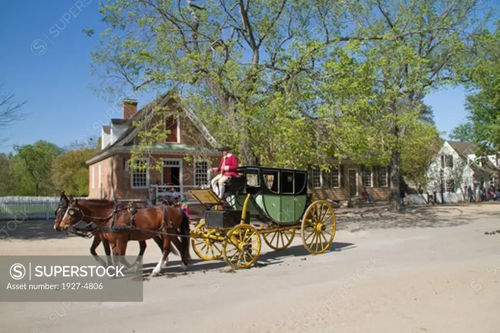 Tourists can take a carriage ride around the town.Colonial Williamsburg,Virginia