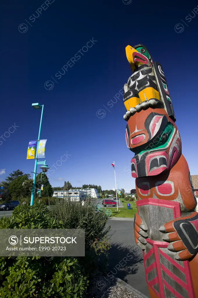 A First Nations Totem pole sits outside the Chamber of Commerce building near Rotary Park in Port Hardy. Port Hardy, Vancouver Island, British Columbi...