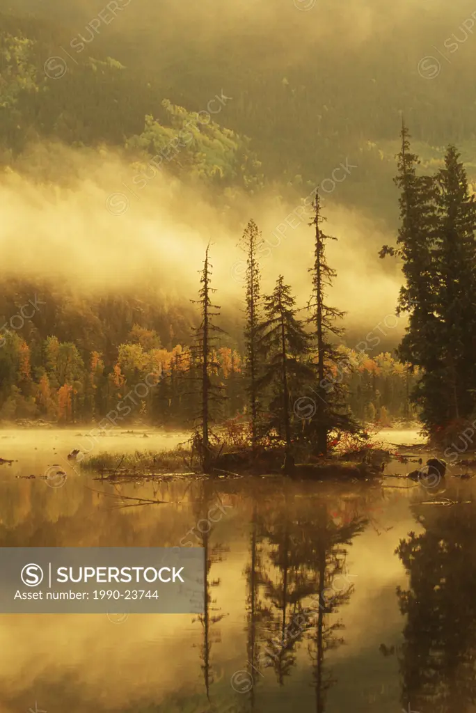 Nisga´a Lava Bed Memorial Provincial Park, Lava Lake in autumn mist, Nass River Valley, British Columbia, Canada