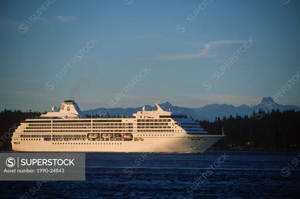 Campbell River, Johnstone Strait, Cruise ship ´Seven Seas mariner´, Vancouver Island, British Columbia, Canada