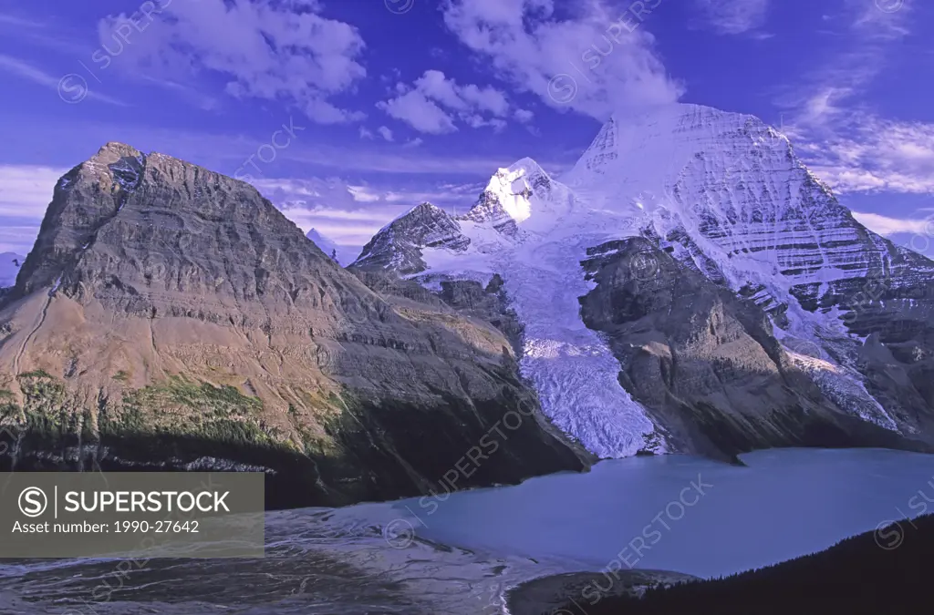 Berg Lake from Mumm Basin: the Berg Glacier tumbles down the north face of 3954metre/12969 ft Mount Robson, the highest peak in the Canadian Rockies, ...
