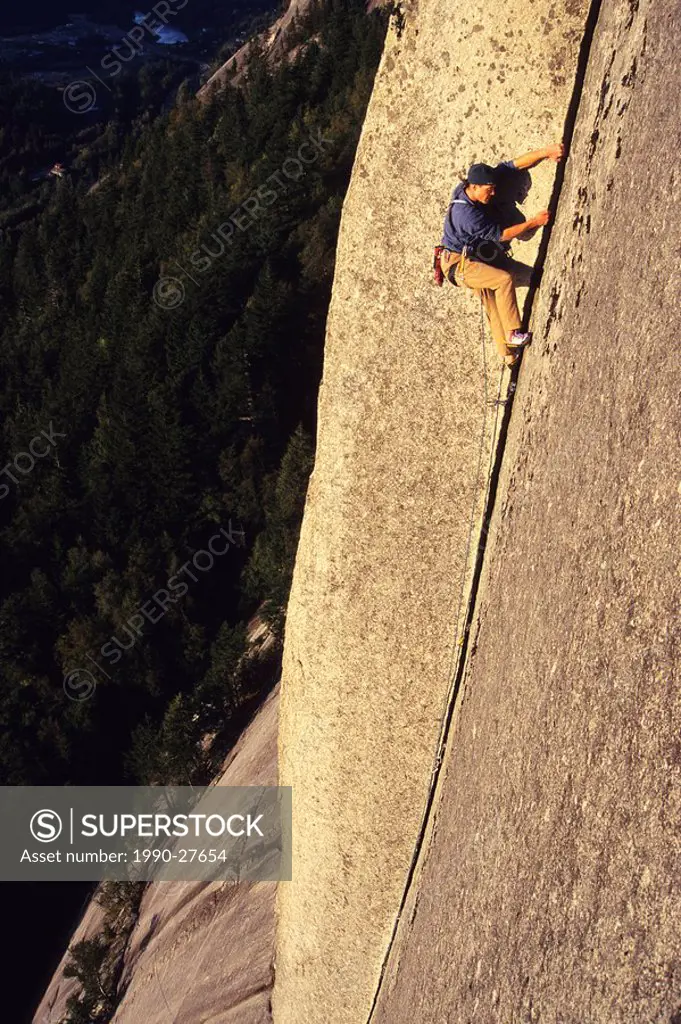 Man climbing the Split Piller pitch on the Grand Wall, Squamish Chief, Squamish, British Columbia, Canada.