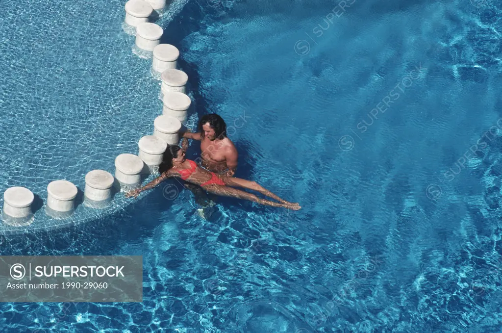 Mexico, Yucatan Peninsula, Carribean Resort, couple in pool at Cancun