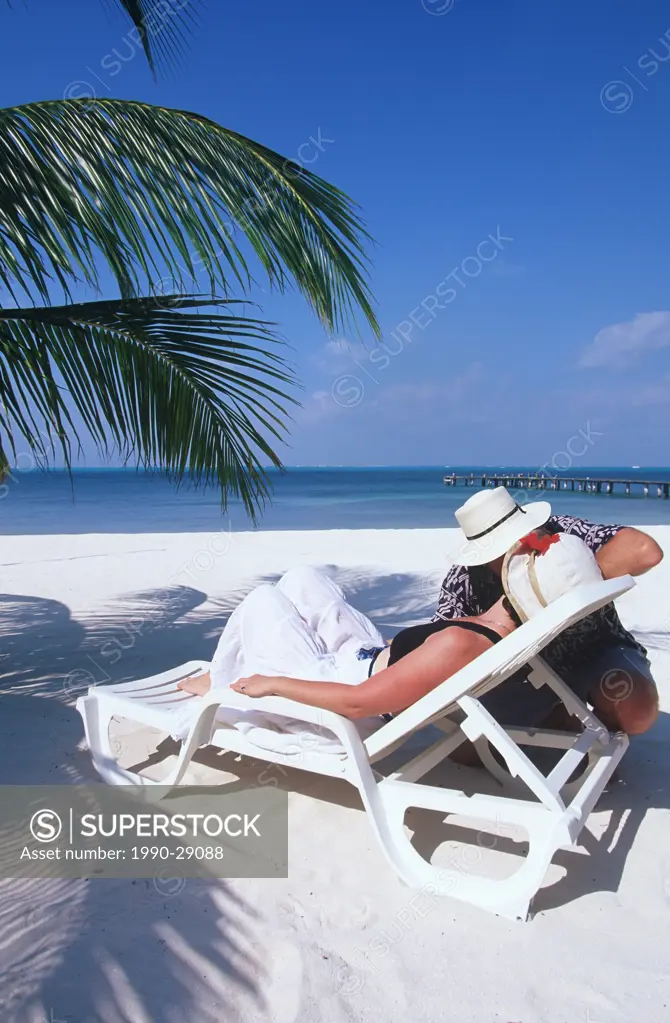 Mexico, Yucatan Peninsula, Carribean resort at Isla Mujeres, couple kissing on beach