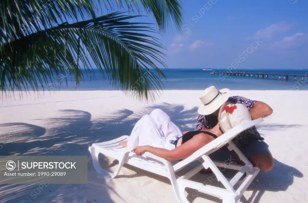 Mexico, Yucatan Peninsula, Carribean resort at Isla Mujeres, couple kissing on beach