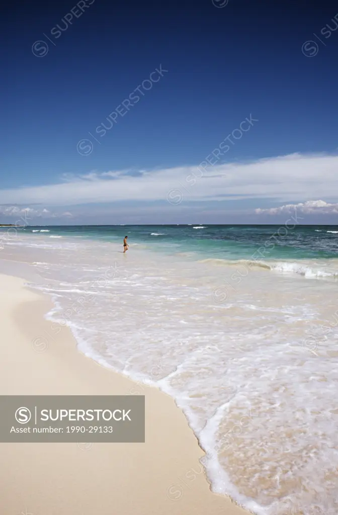 Mexico, Yucatan Peninsula, Carribean beach, waves on sand