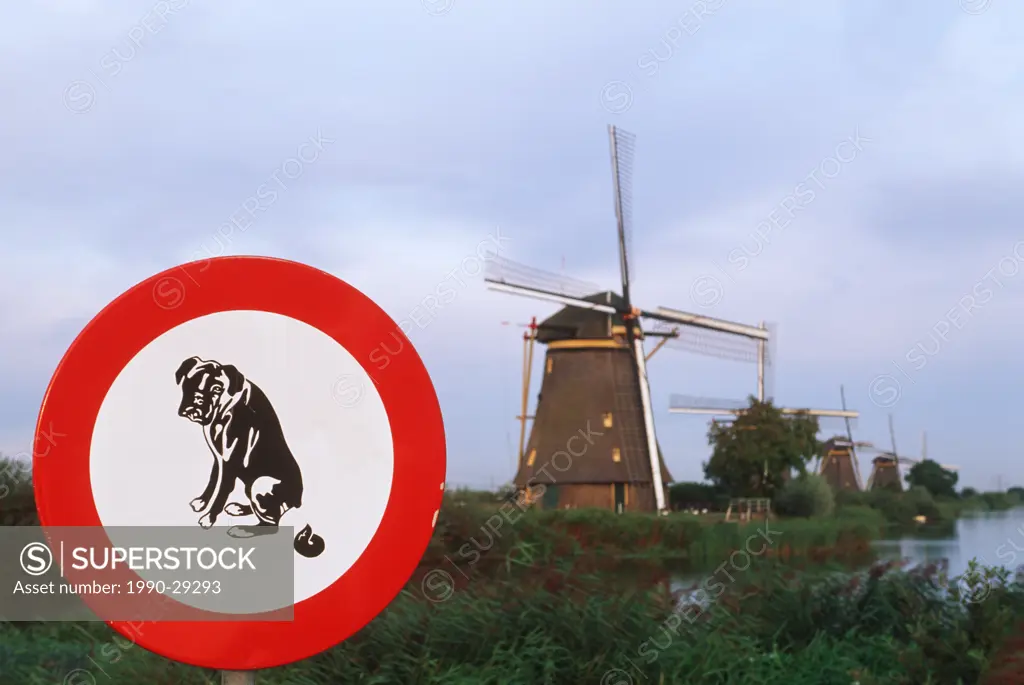 Netherlands, Holland, Kinderdyck _ windmills line canals, dog walking sign