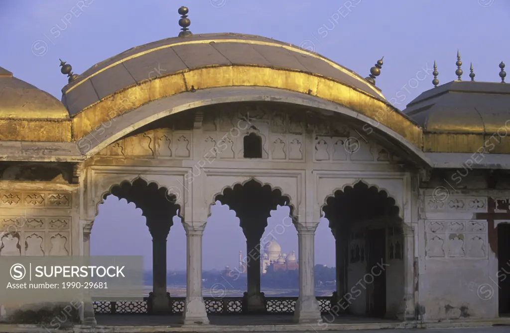 India, Uttar Pradesh, Agra, Taj Mahal, built by Shah Jahan, completed 1653, framed through arch at Agra Fort