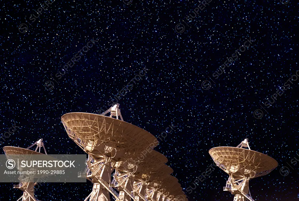 USA, New Mexico, Very Large Array - satellite dishes and starry sky
