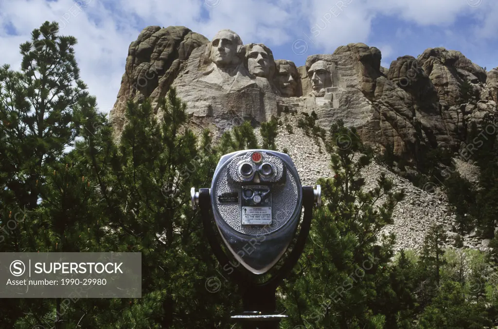 USA, South Dakota, Mount Rushmore with viewscope in foreground