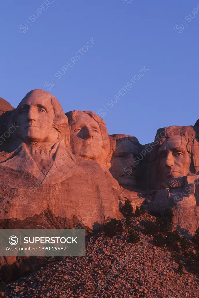 USA, South Dakota , Mount Rushmore stone carvings of US Presidents, George Washington, Thomas Jefferson, Teddy Roosevelt and Abraham Lincoln