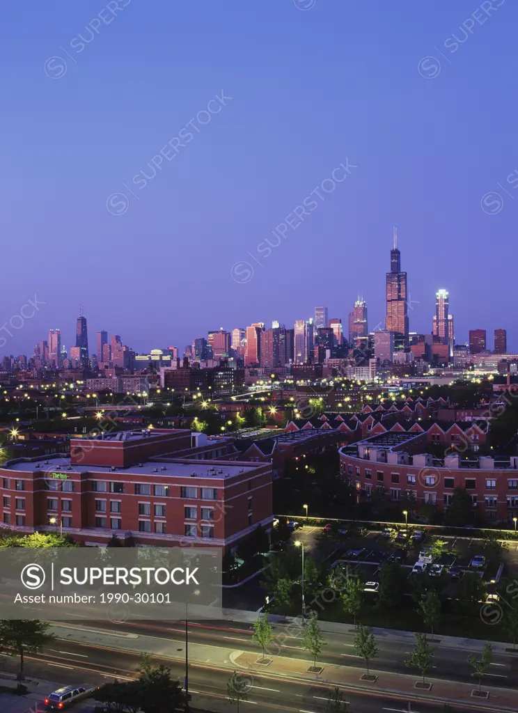 USA, Illinois, Chicago, twilight looking east to skyline